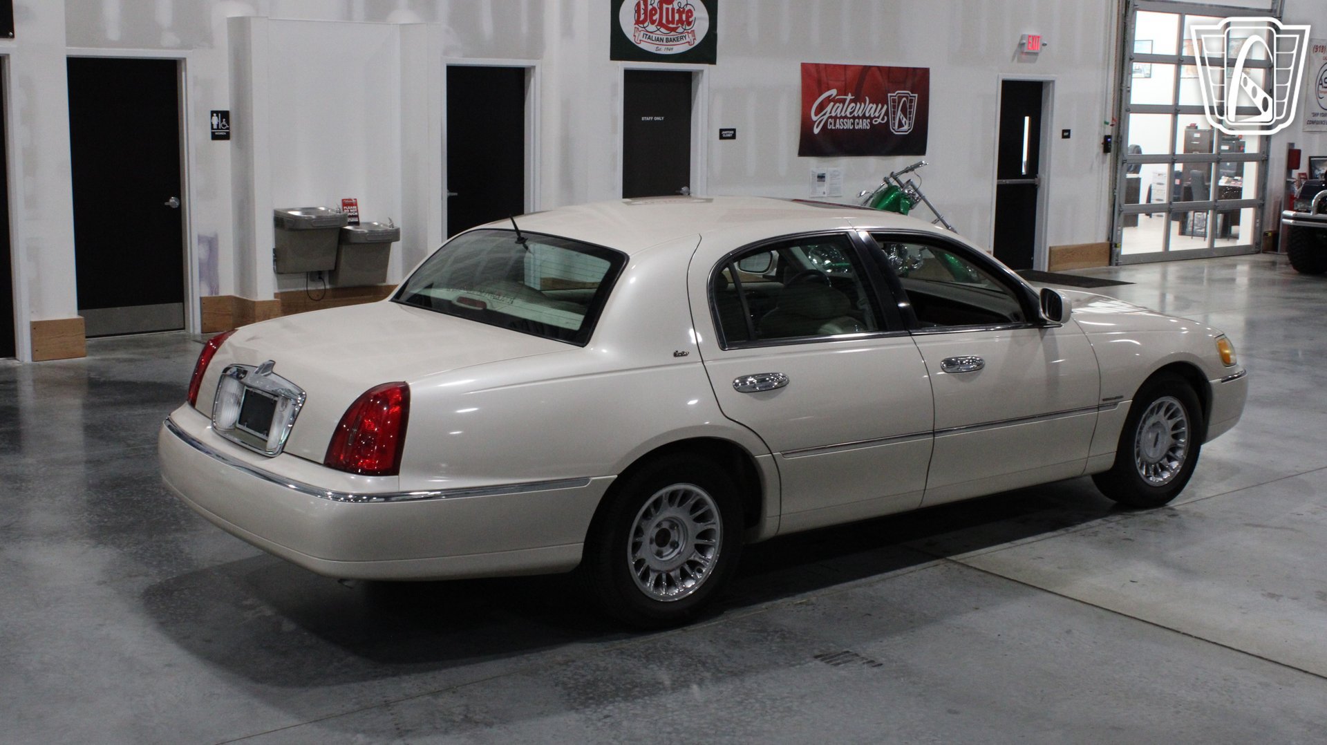 Used 1999 Lincoln Town Car Cartier RWD image 34