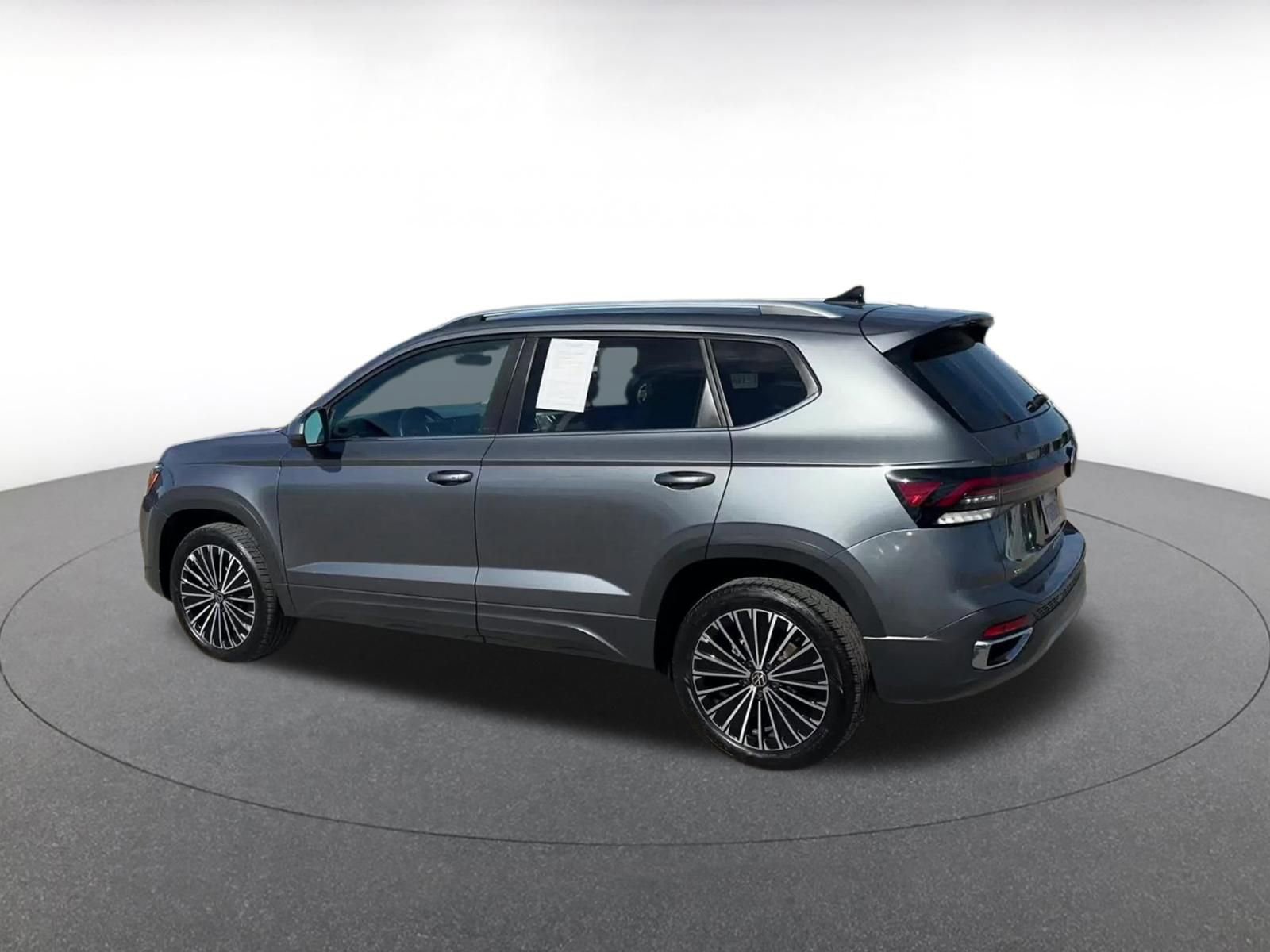 Used 2025 Volkswagen Taos SE image 10