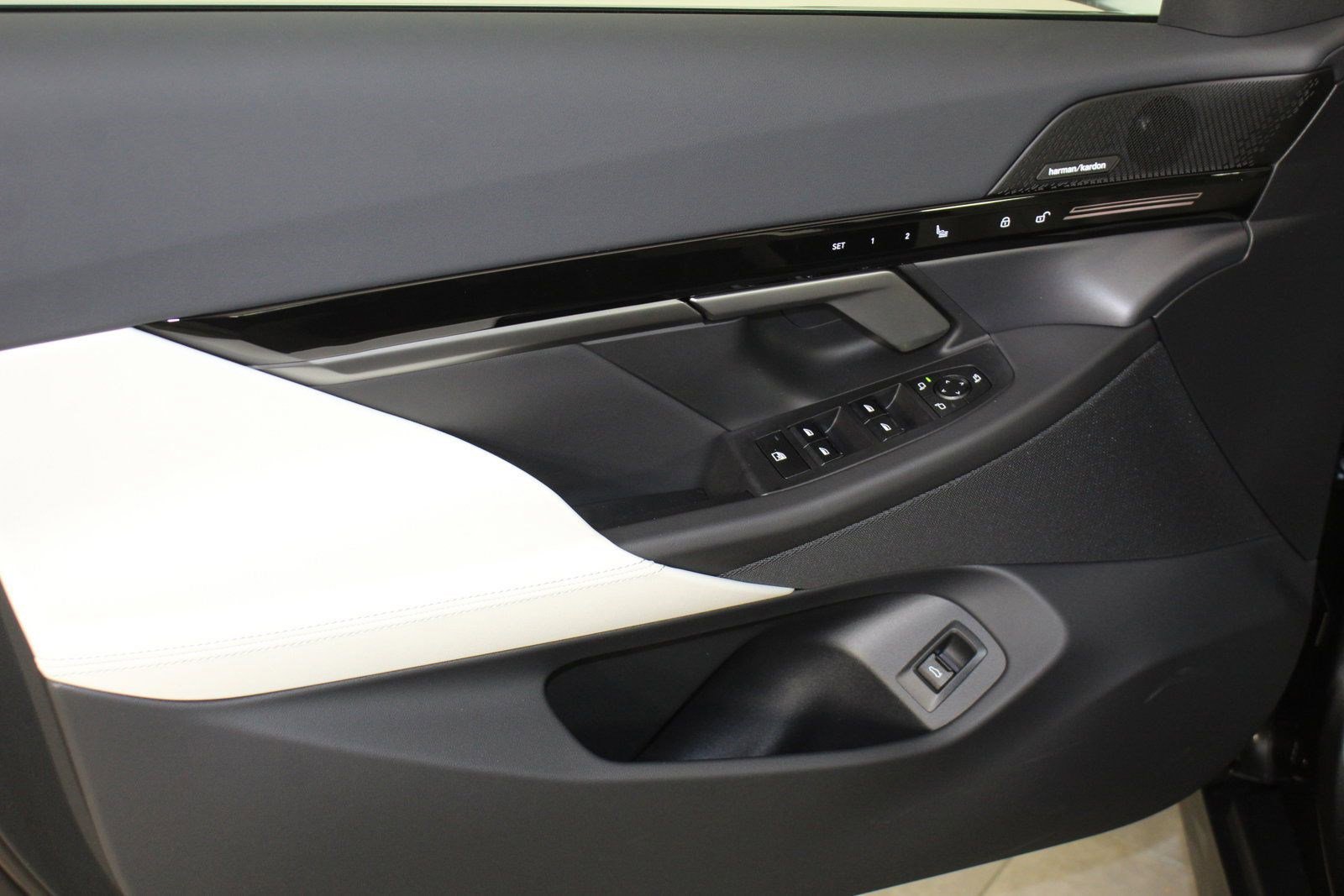 Used 2025 BMW 530i w/ Premium Package image 11