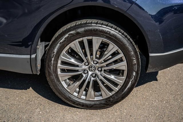 Certified 2022 Toyota Venza XLE image 13
