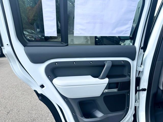 New 2025 Land Rover Defender 110 X-Dynamic SE image 31