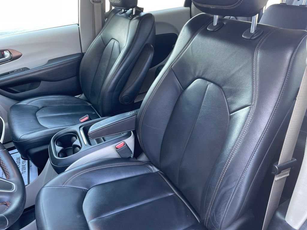 Used 2017 Chrysler Pacifica Touring-L FWD image 13