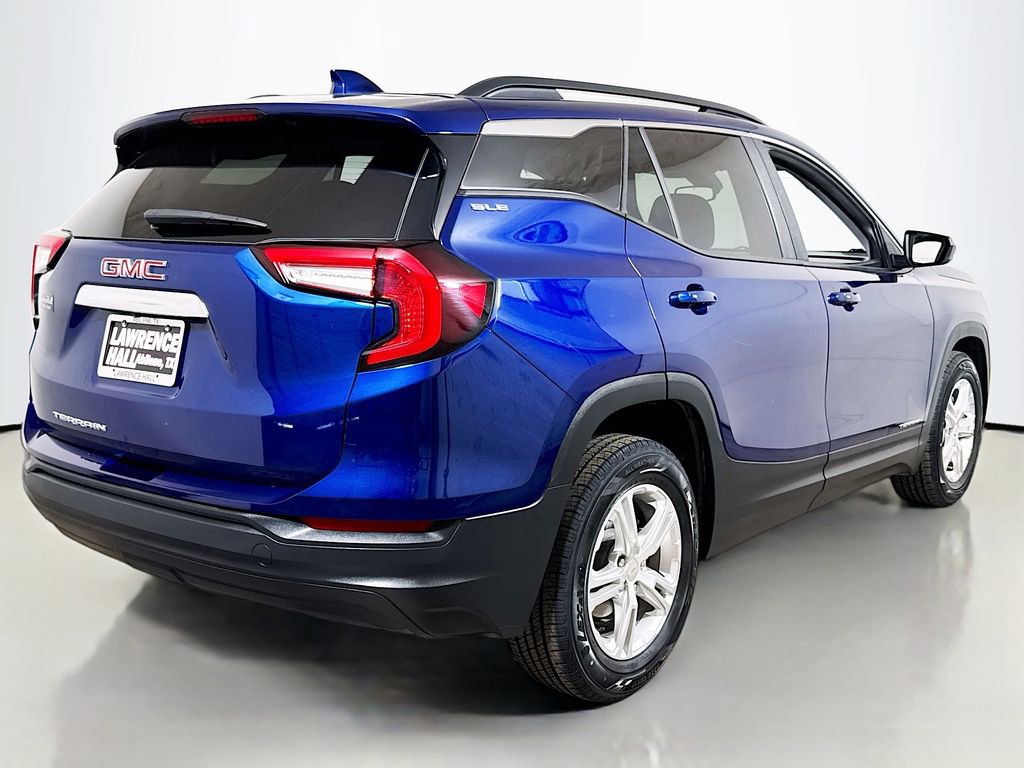 Used 2022 GMC Terrain SLE w/ Driver Convenience Package FWD image 4