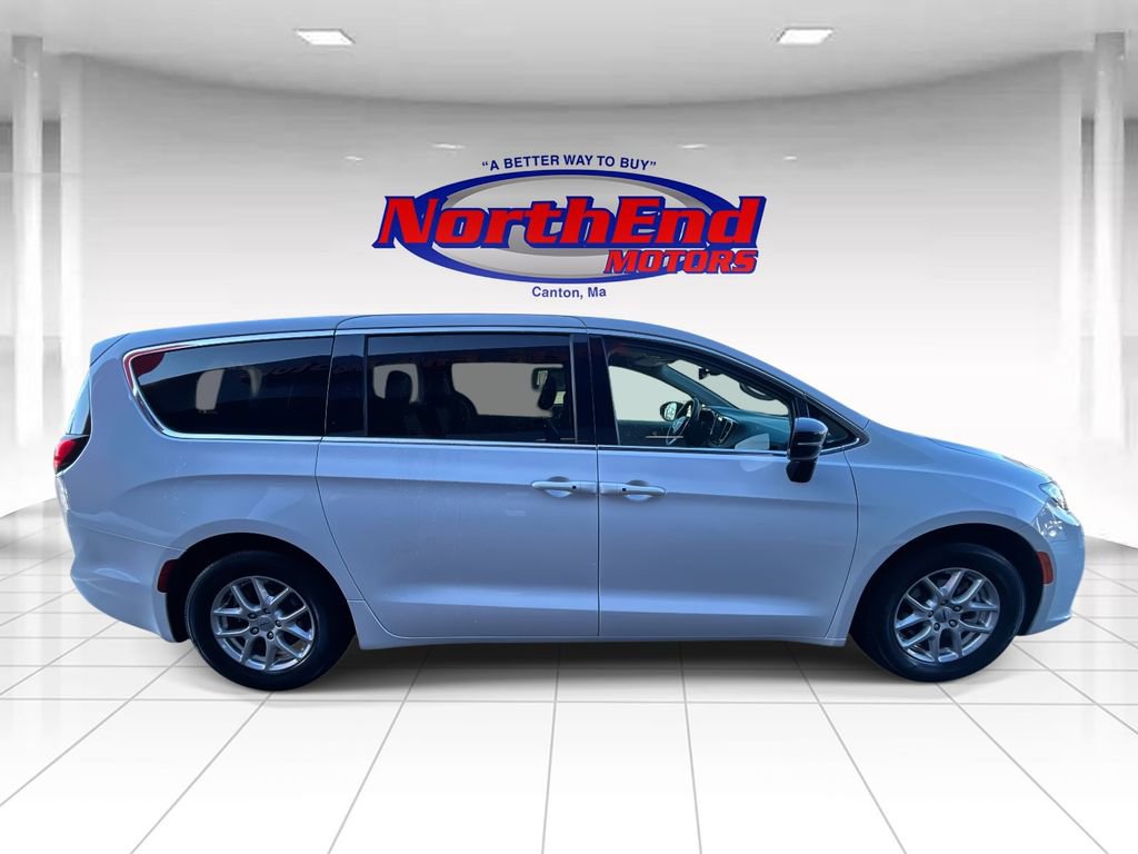 Used 2024 Chrysler Pacifica Touring-L image 2