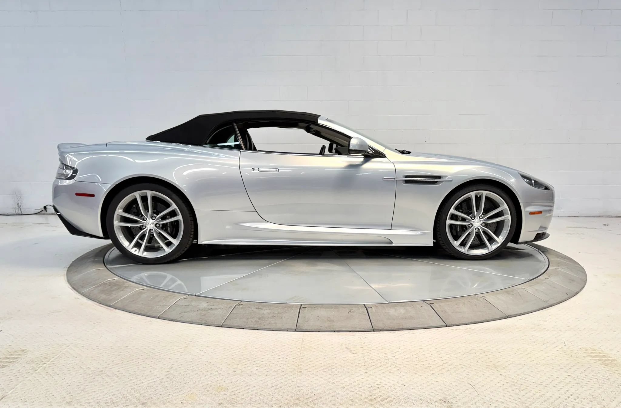 Used 2012 Aston Martin DBS Volante RWD image 18
