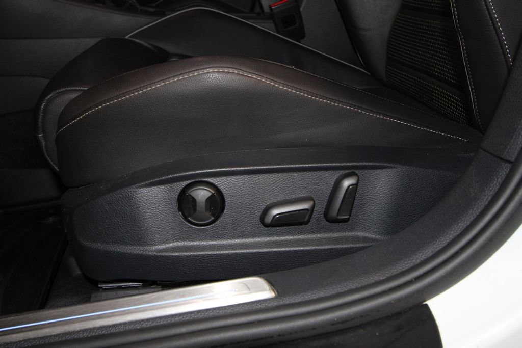 Used 2019 Volkswagen Golf R 4-Door image 7