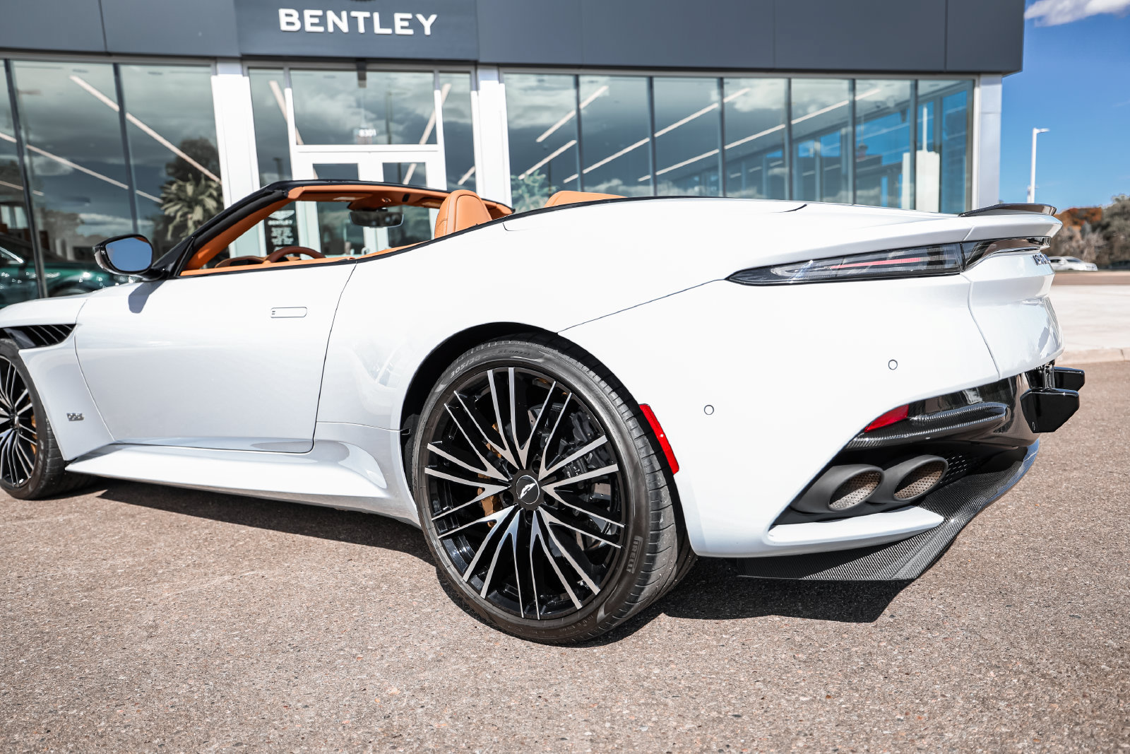 Used 2022 Aston Martin DBS Superleggera Volante RWD image 9