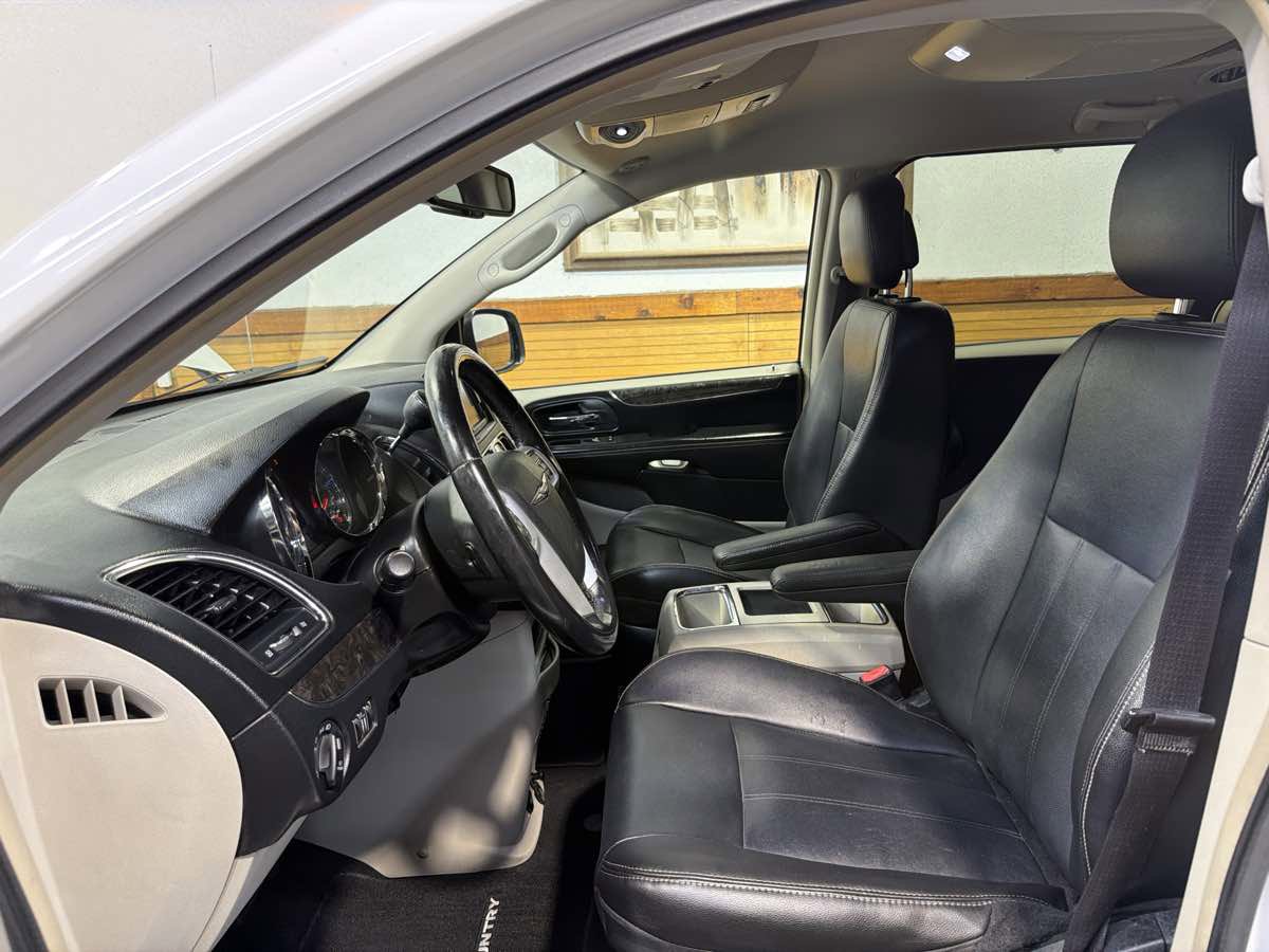 Used 2014 Chrysler Town & Country Touring FWD image 18