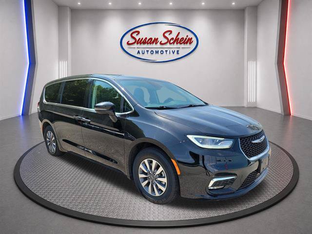 Used 2024 Chrysler Pacifica Limited FWD image 3