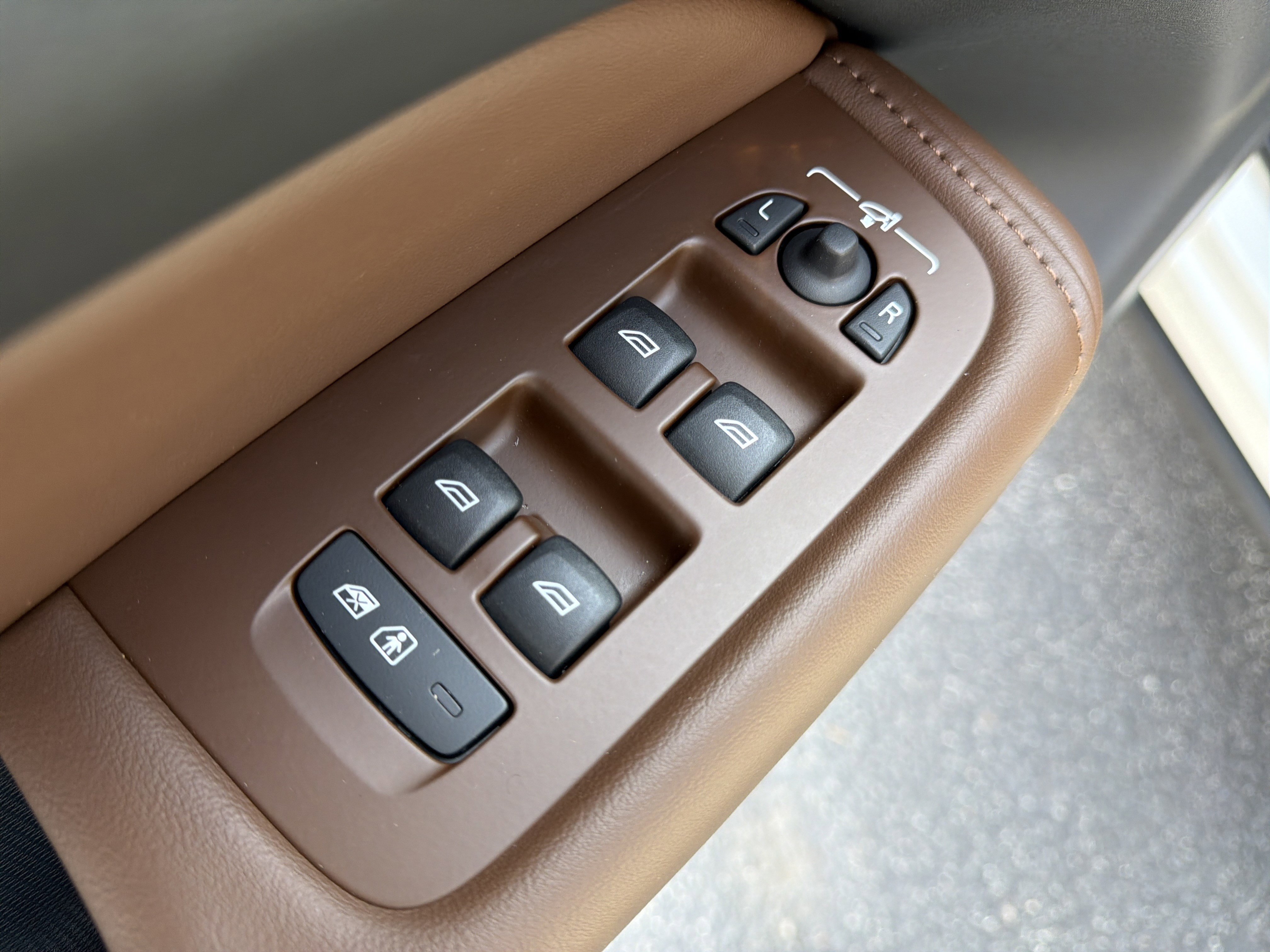 Certified 2024 Volvo XC60 T8 Plus image 15