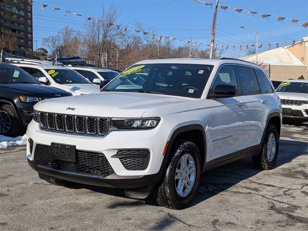 Used 2024 Jeep Grand Cherokee Laredo image 2
