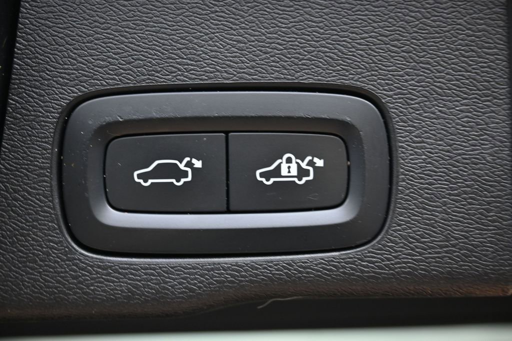 Used 2023 Volvo XC60 B5 Plus w/ Protection Package Premier image 16