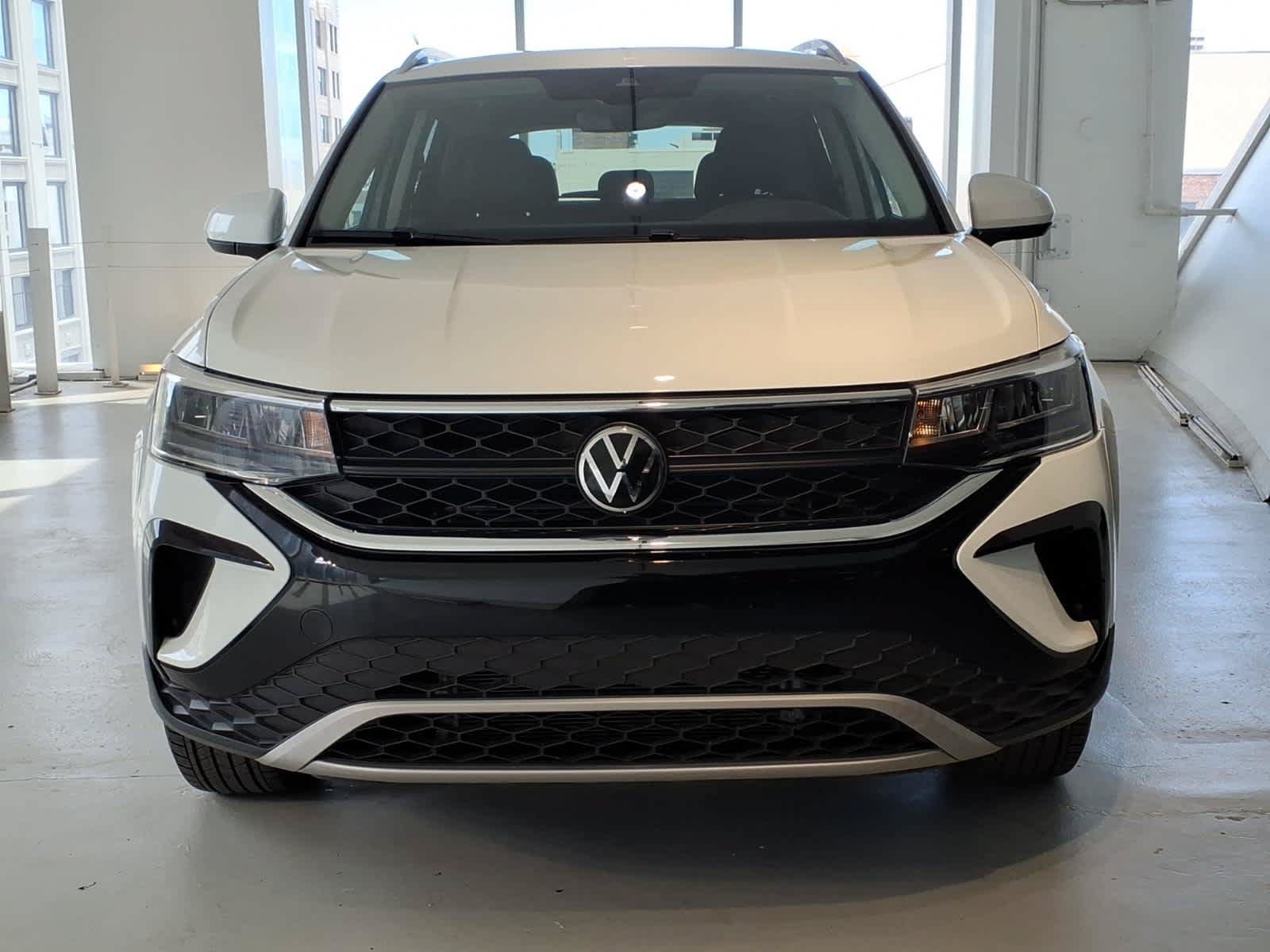 Used 2024 Volkswagen Taos SE AWD/4WD image 2