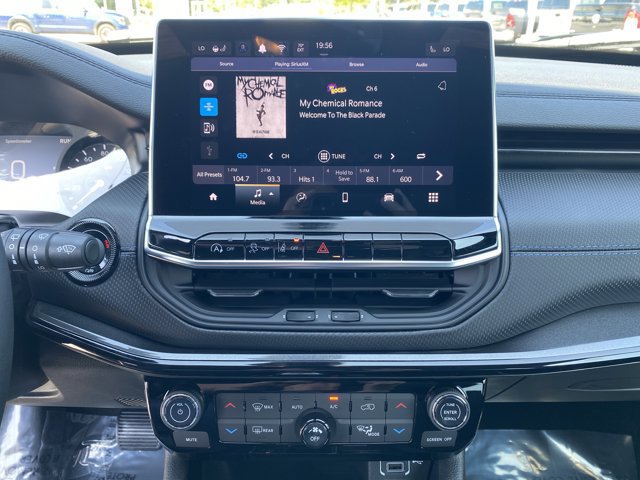 New 2025 Jeep Compass Latitude w/ Sun & Sound Group AWD/4WD image 11