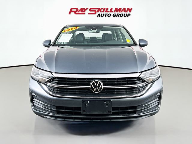 Used 2024 Volkswagen Jetta SE image 2