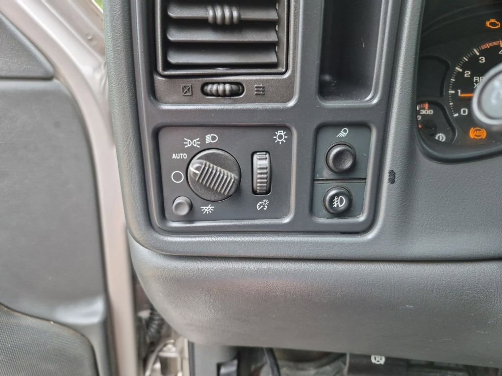 Used 2004 GMC Sierra 2500 SLE w/ Heavy-Duty Power Package image 23