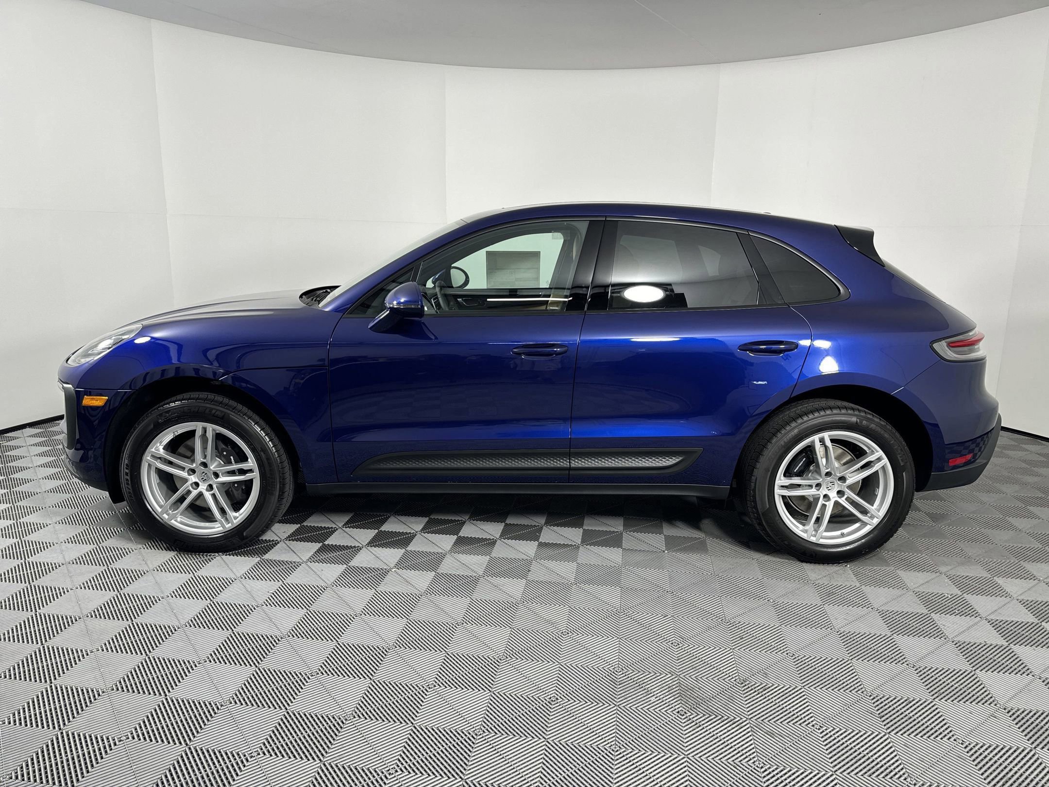 Certified 2025 Porsche Macan image 2