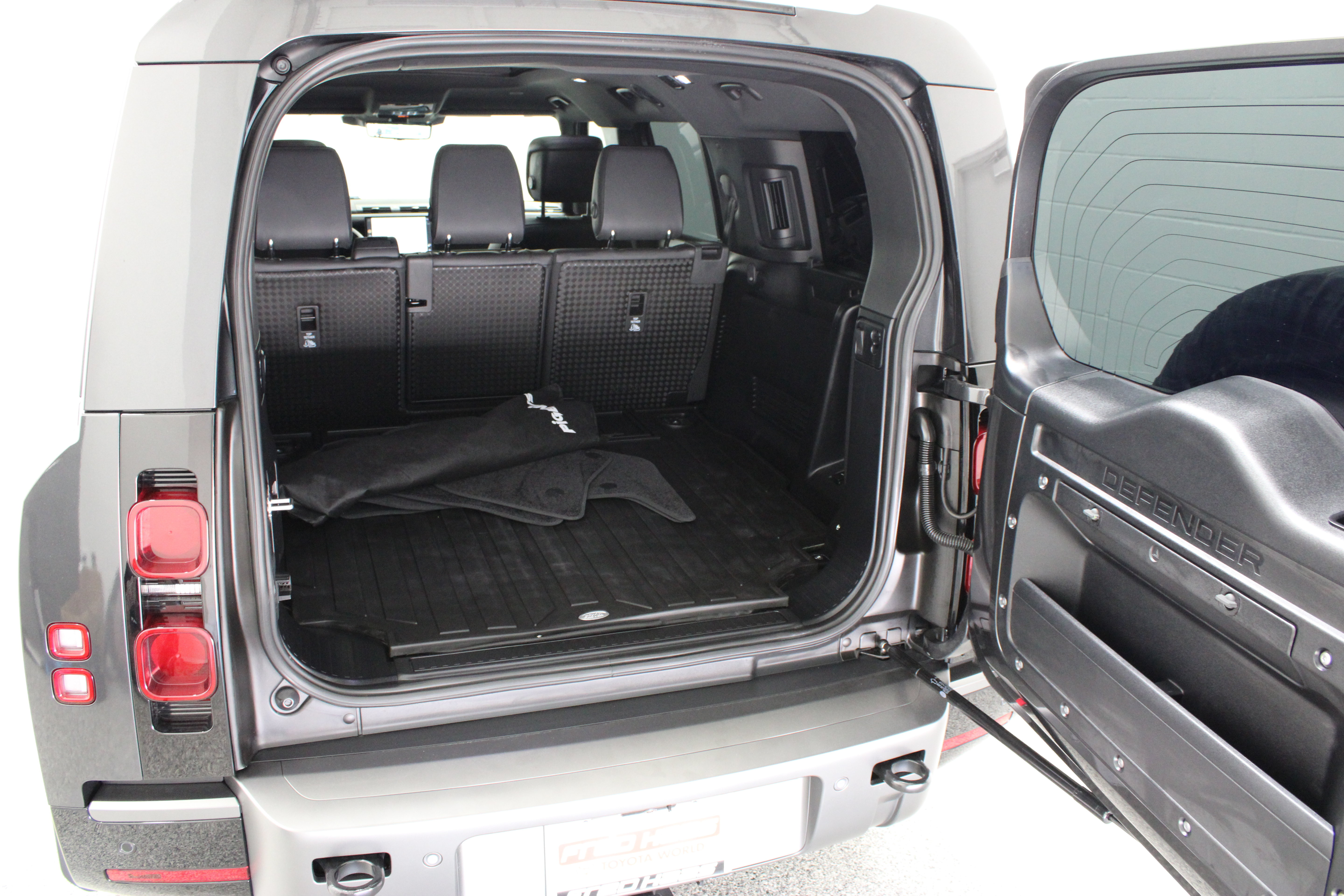 Used 2025 Land Rover Defender 130 Outbound AWD/4WD image 35