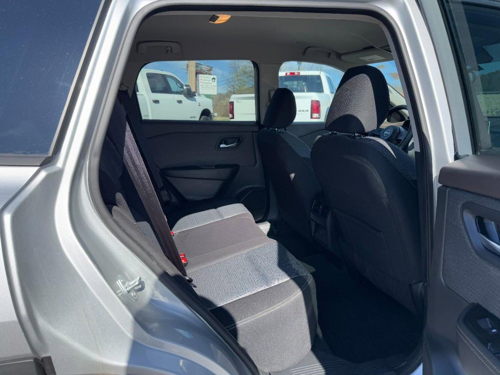 Used 2023 Nissan Rogue SV image 10