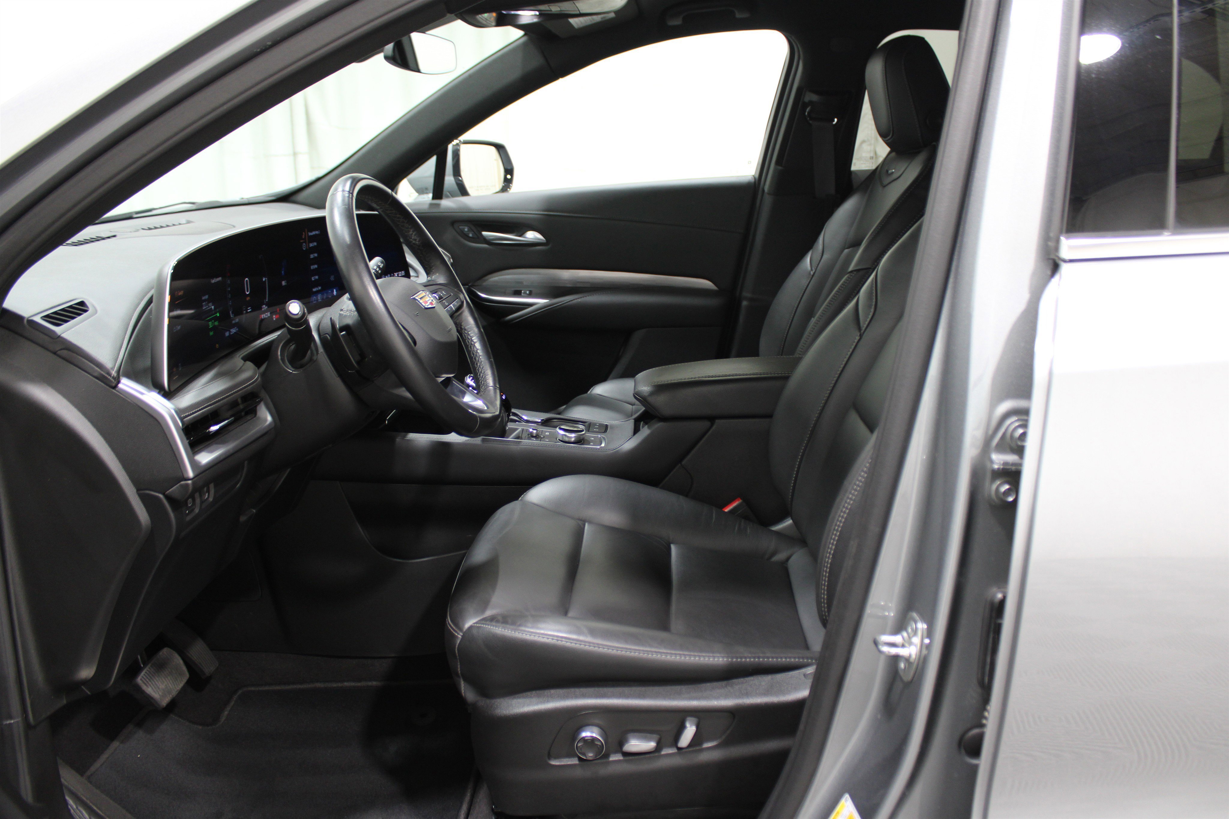 Used 2025 Cadillac XT4 Premium Luxury image 3