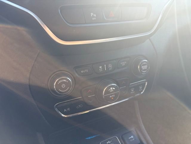Used 2019 Jeep Cherokee Trailhawk w/ Cold Weather Group AWD/4WD image 18