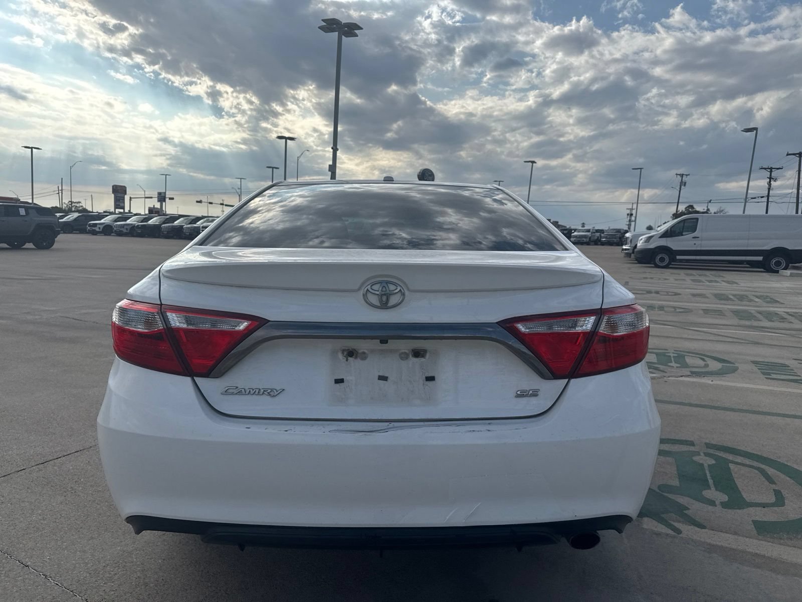 Used 2015 Toyota Camry SE w/ Moonroof Package FWD image 4