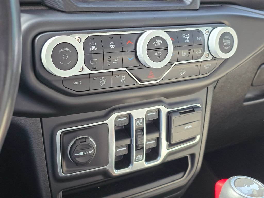 Used 2020 Jeep Wrangler Unlimited Sahara w/ Uconnect 4C Nav & Sound Group AWD/4WD image 23