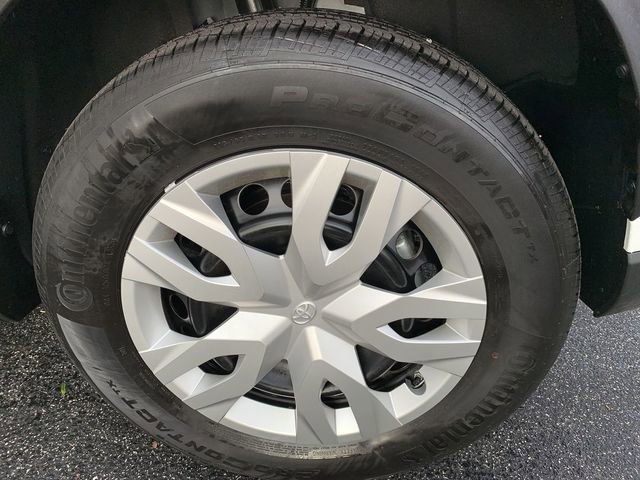 Used 2025 Toyota Corolla Cross L image 32