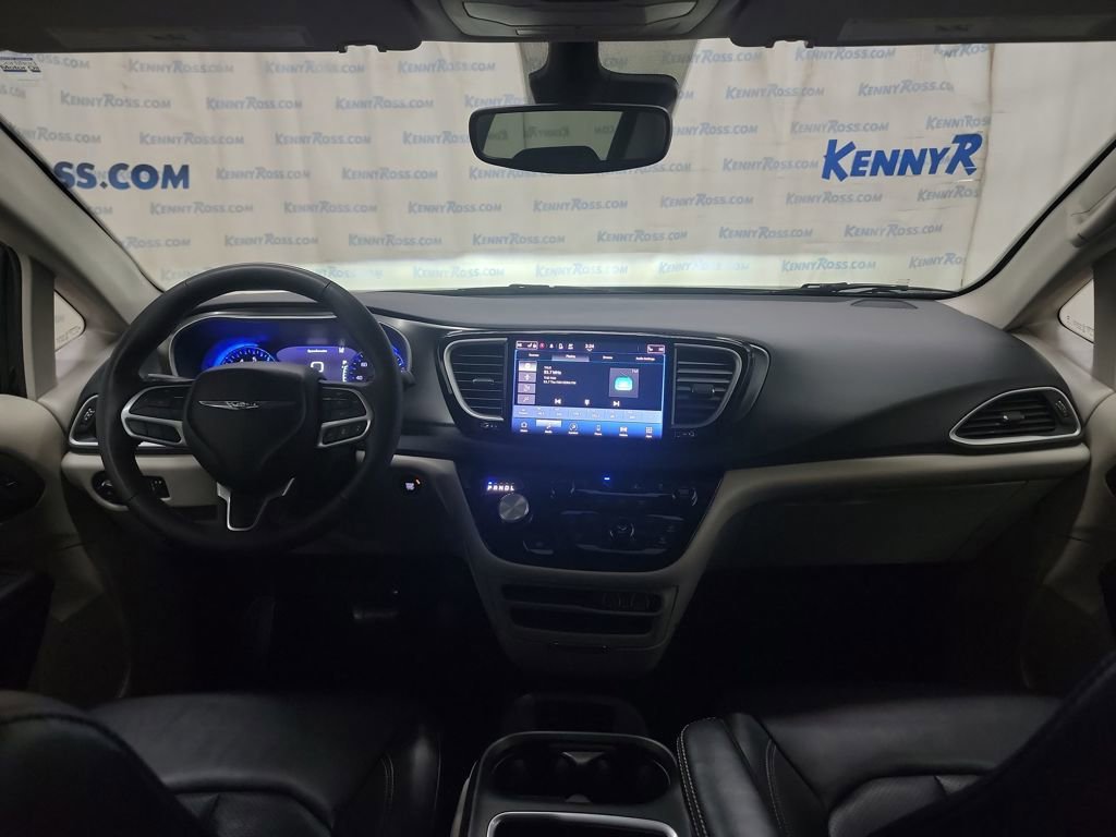 Used 2024 Chrysler Pacifica Touring-L image 17