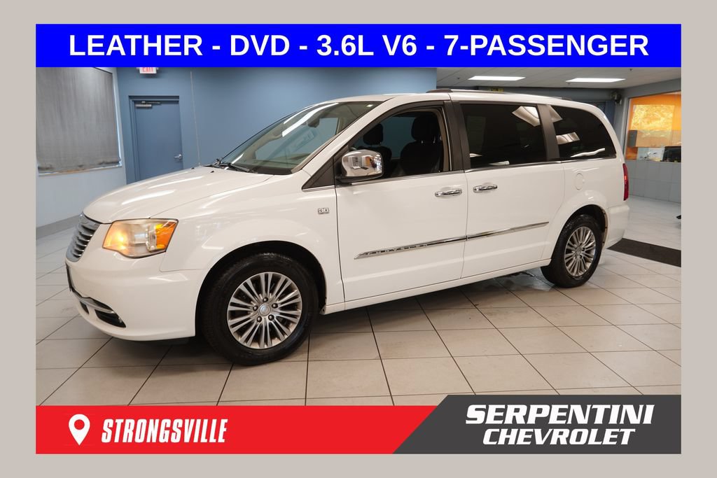 Used 2014 Chrysler Town & Country Touring-L FWD image 1