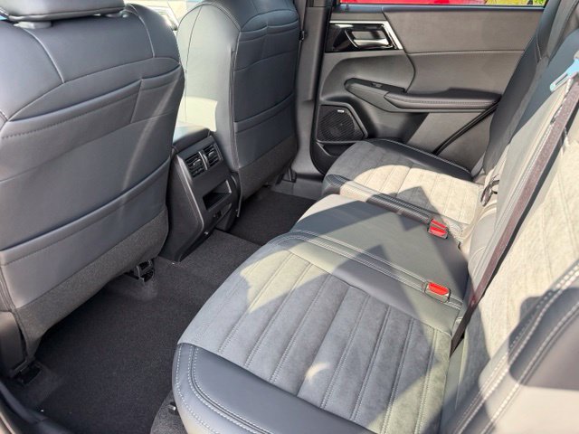 New 2026 Mitsubishi Outlander LE FWD image 17