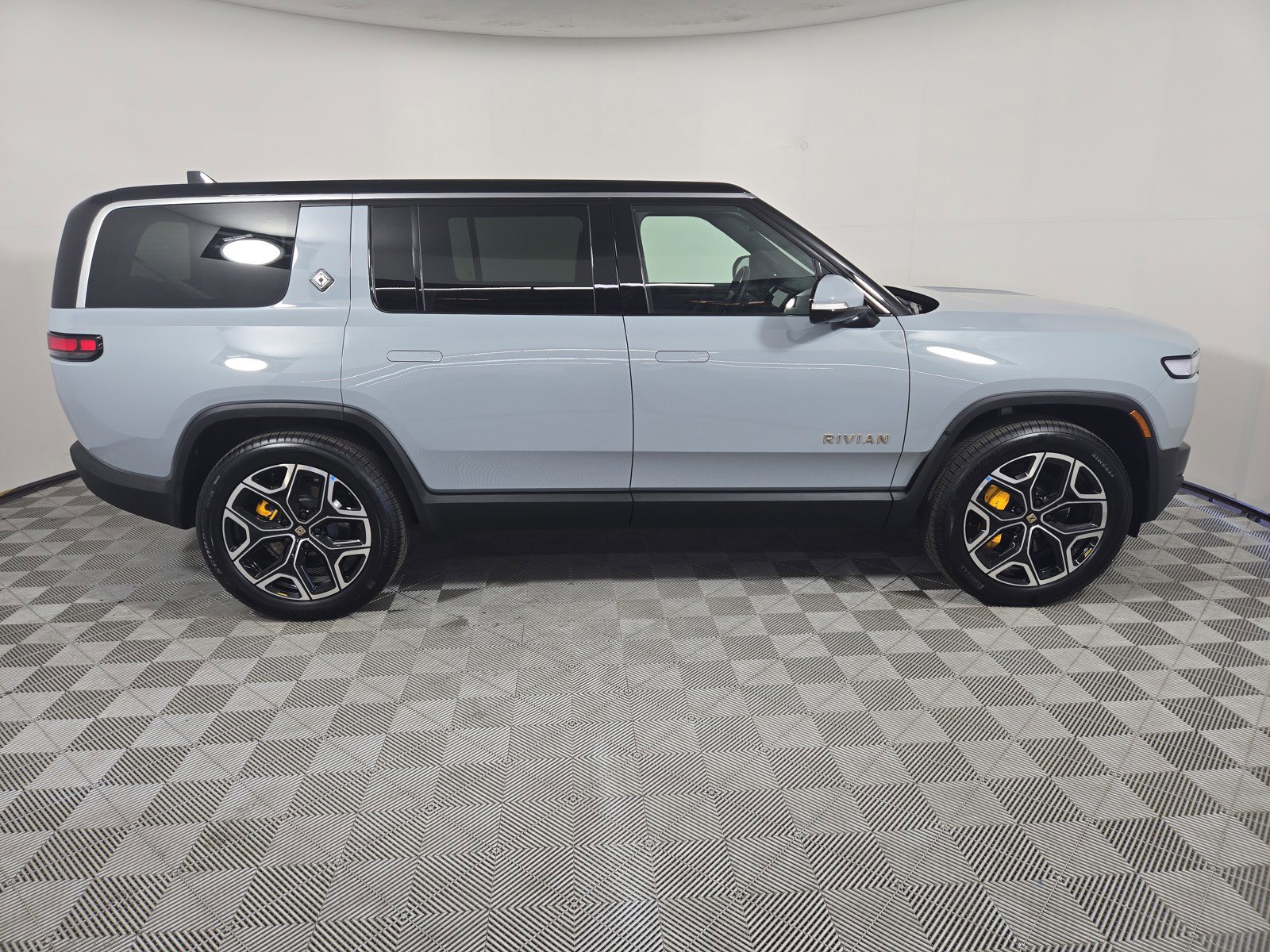 Used 2024 Rivian R1S Adventure AWD/4WD image 6