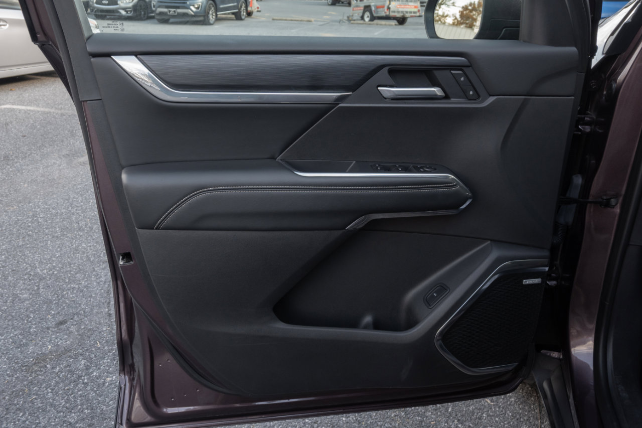 Used 2025 GMC Acadia Elevation image 16