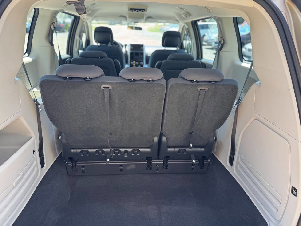 Used 2010 Dodge Grand Caravan SE image 13