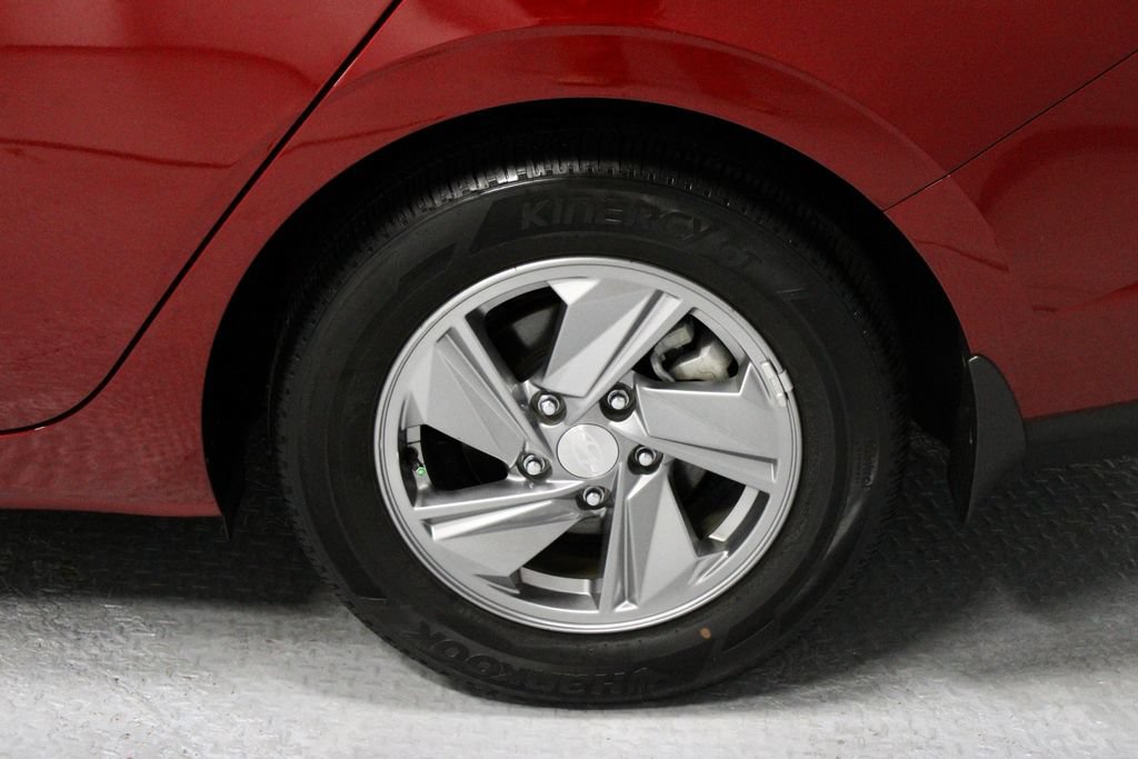 Used 2024 Hyundai Elantra SE FWD image 18