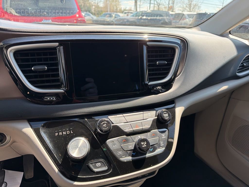 Used 2017 Chrysler Pacifica Touring FWD image 9