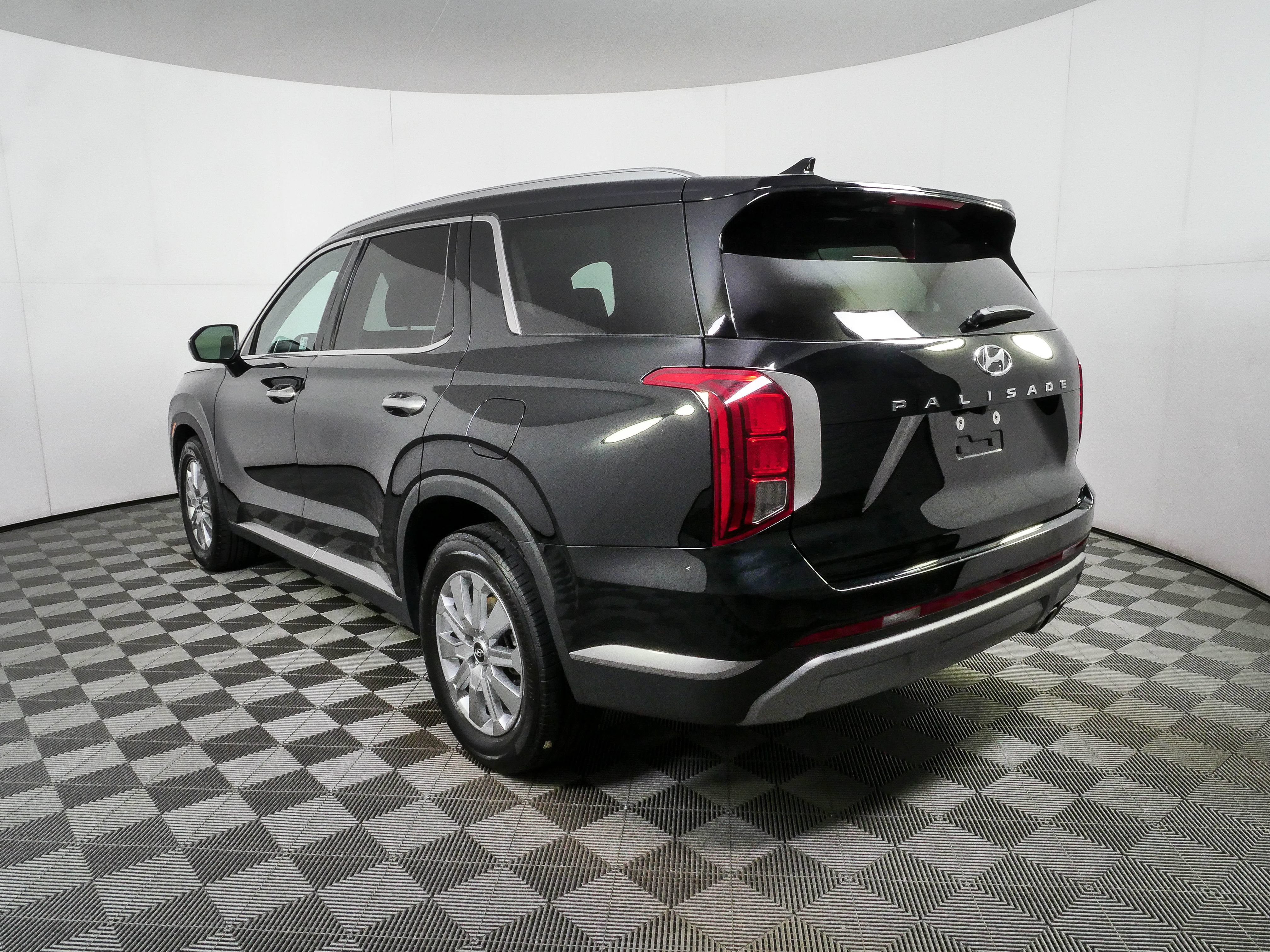 Used 2024 Hyundai Palisade SEL FWD image 3