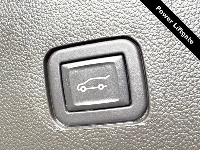 Used 2023 Chevrolet Traverse RS image 17