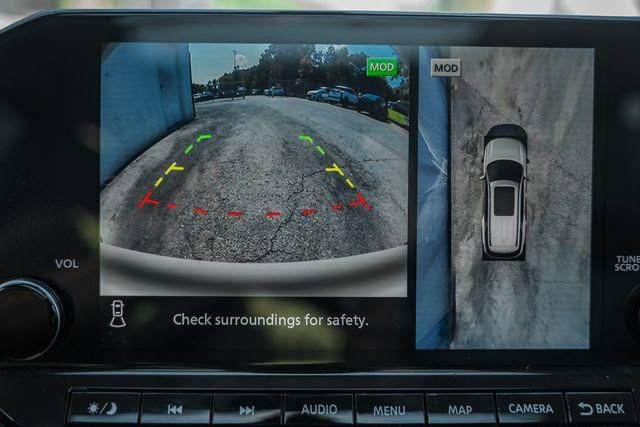 Used 2024 Nissan Pathfinder Platinum w/ Black Appearance Package image 5