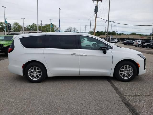 New 2027 Chrysler Pacifica Select FWD image 2