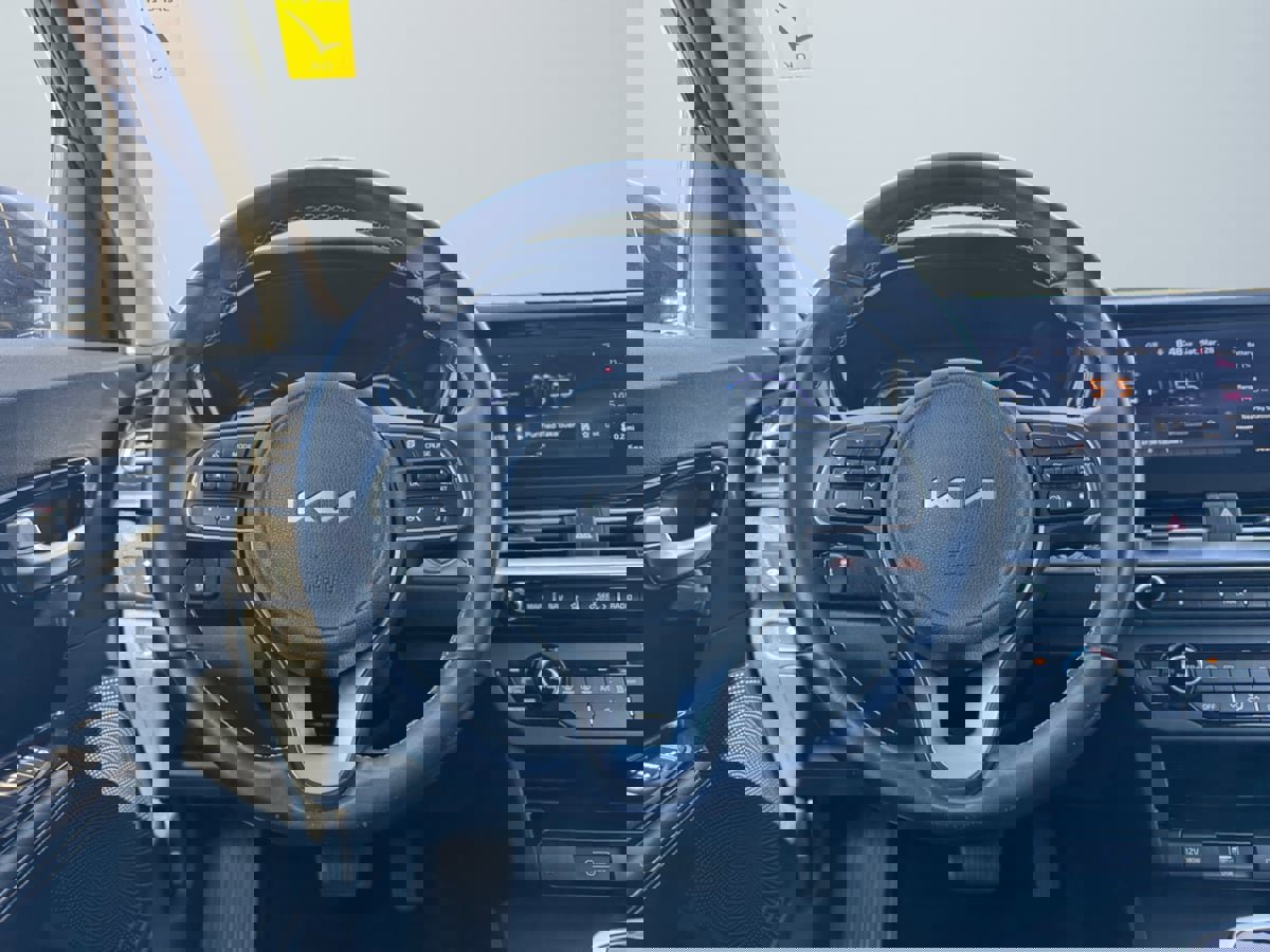 Used 2022 Kia Niro EX image 11