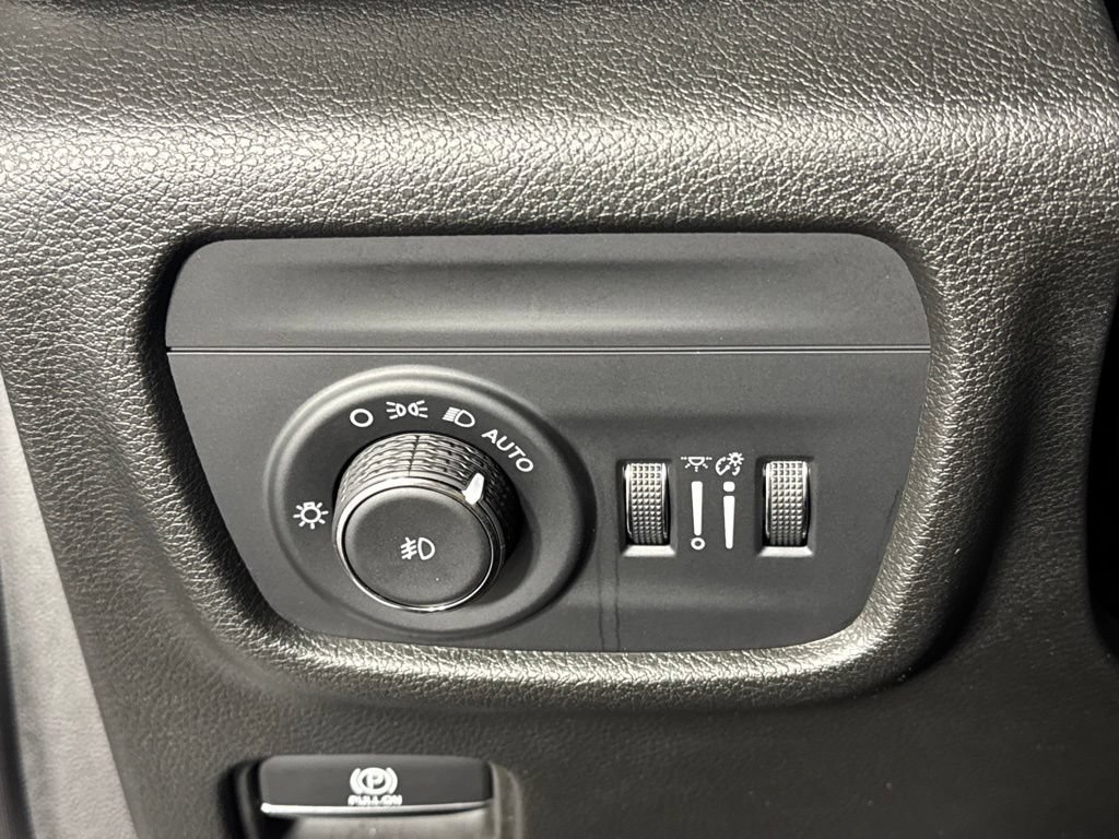 Certified 2023 Jeep Grand Cherokee Limited w/ Black Appearance Package AWD/4WD image 14