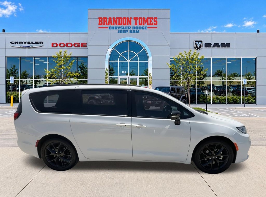 Used 2025 Chrysler Pacifica Limited FWD image 9