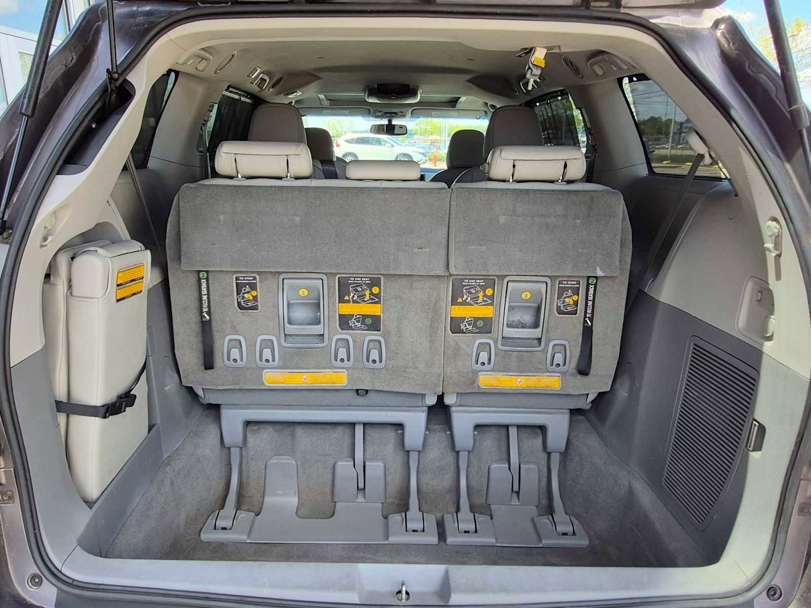 Used 2014 Toyota Sienna XLE FWD image 36