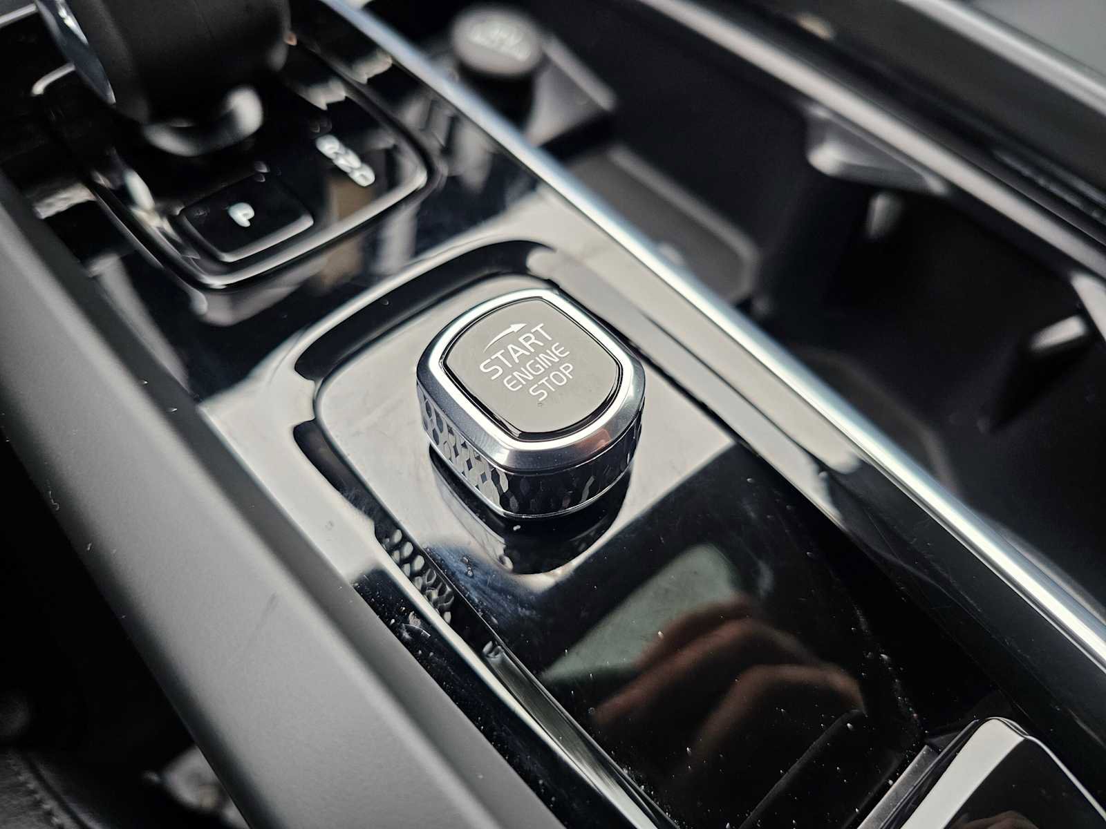 Certified 2025 Volvo XC60 B5 Core w/ Protection Package Premier AWD/4WD image 38