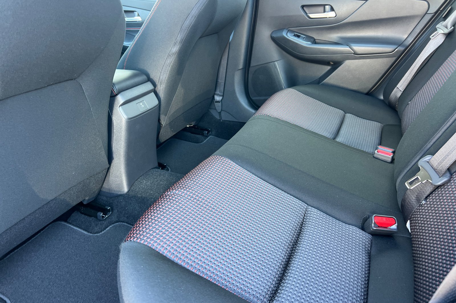 New 2027 Nissan Sentra SR w/ Floor Mat Package FWD image 9