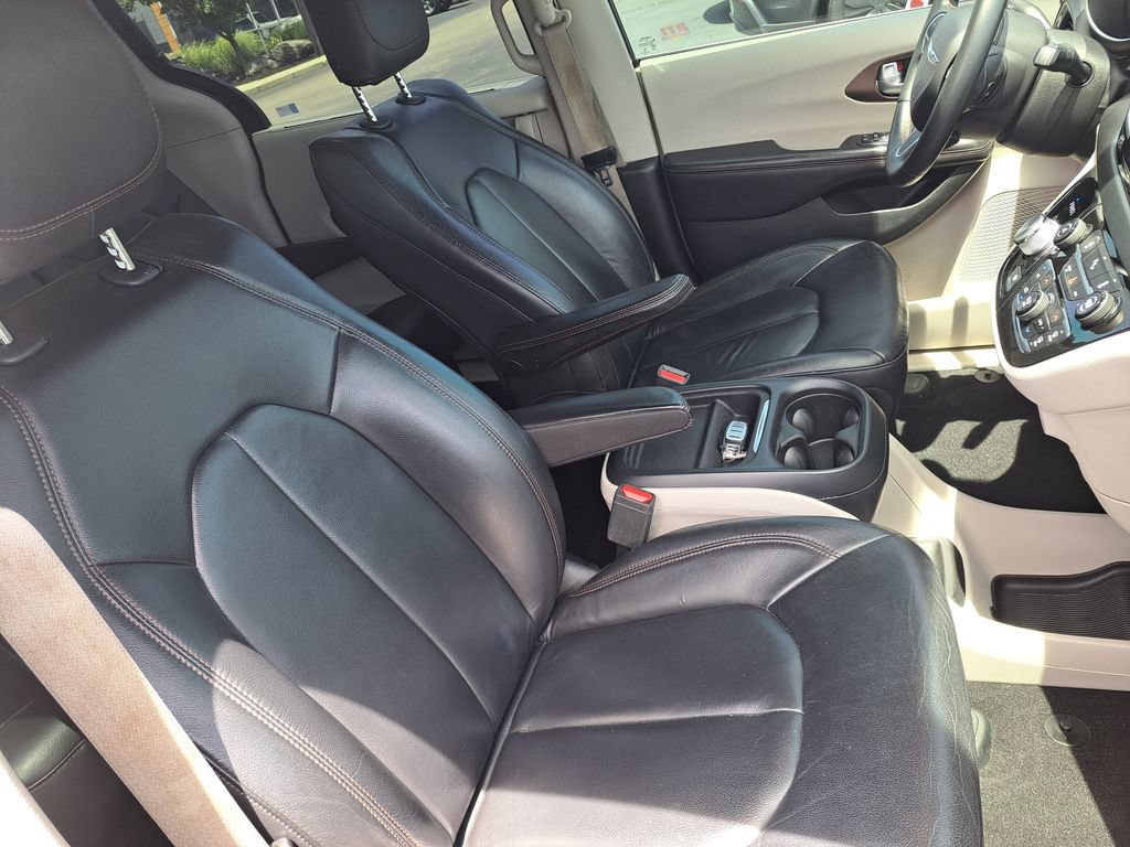 Used 2017 Chrysler Pacifica Touring-L FWD image 29
