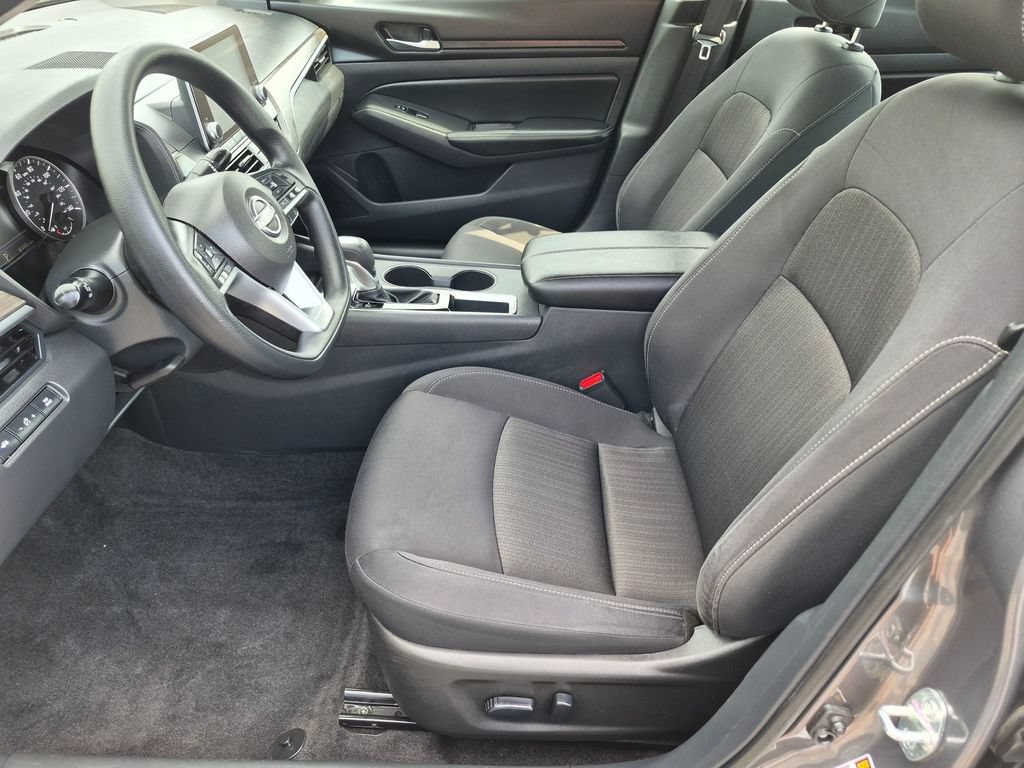 Used 2025 Nissan Altima 2.5 SV FWD image 9