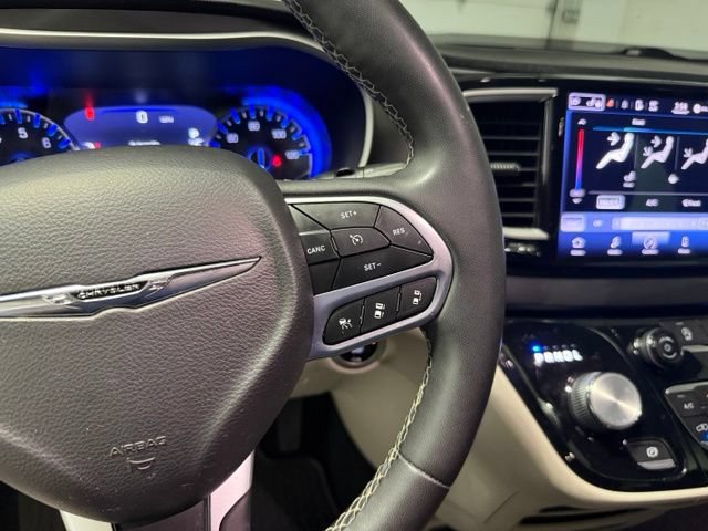 Used 2022 Chrysler Pacifica Touring-L FWD image 18