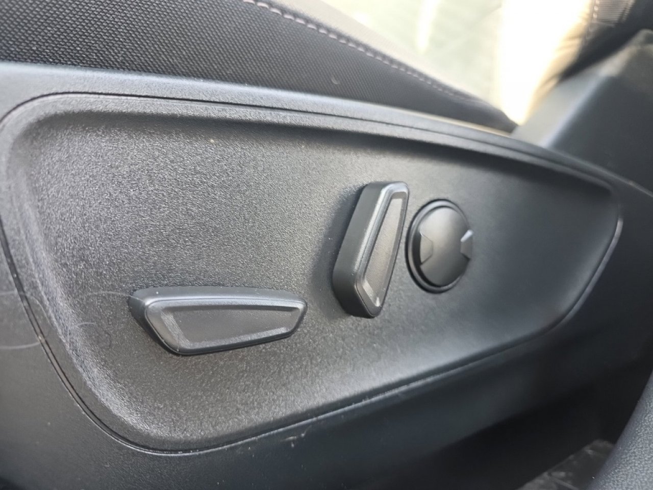 Used 2020 Ford Escape SE image 24